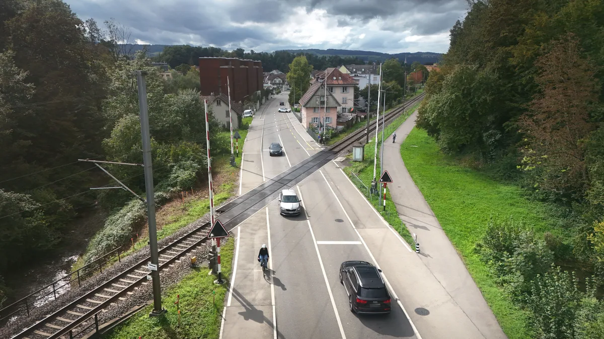 Am Bahnübergang in Oberuster werden sich mit dem Bau der Doppelspur die Wartezeiten für Autofahrer verlängern. Bahnübergang Oberuster mit Autos aus der Vogelperspektive.